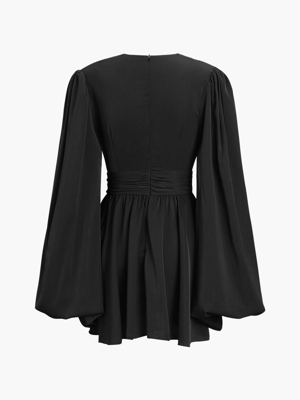 Tief ausgeschnittenes Chiffon-Minikleid mit V-Ausschnitt und Plissierung 