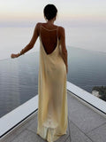 Robe longue de vacances en satin dos nu 