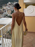 Robe longue de vacances en satin dos nu 